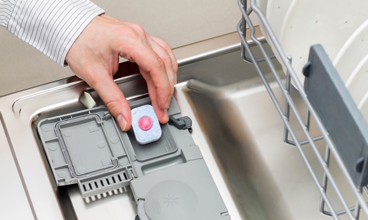Nên dùng viên rửa tổng hợp hay chất tẩy rửa riêng biệt cho máy rửa bát